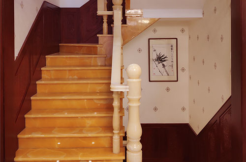 阳江中式别墅室内汉白玉石楼梯的定制安装装饰效果
