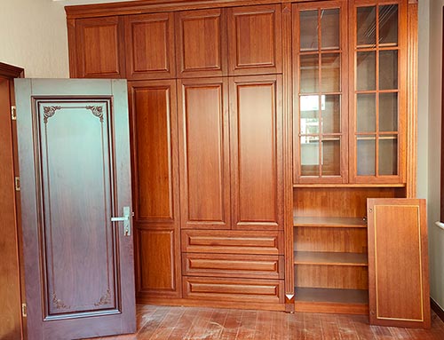 阳江中式家庭装修里定制的实木衣柜效果图